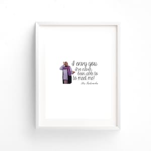 Può includere: Una stampa incorniciata bianca con una foto in bianco e nero di una donna con una sciarpa viola e una citazione che recita "Ti invidio, non sono mai stata in grado di incontrarmi!" La citazione è attribuita a Liz Lemon.