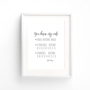 Może przedstawiać: Biały wydruk w ramie z czarnym tekstem, który brzmi "You know my code", po którym następuje lista zwrotów: "HOES BEFORE BROS", "UTERUSES BEFORE DUDERUSES", "OVARIES BEFORE BROVARIES" oraz podpis "Leslie Kippe".