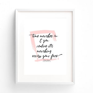 Peut inclure: Impression encadrée avec la citation "time marches on & you realize it's marching across your face". Le texte noir est superposé à un motif rose au pinceau. La citation est attribuée à Truvy Jones de Steel Magnolias.
