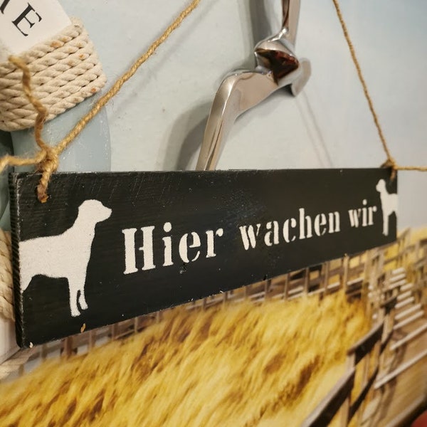 Hier wachen wir,Hunde,Warnschild,Gartenzaun Wachhund,Holzschild Labrador,Hundeschild,Wanddeko,Dekoschild,Türschild,Warnung,Vorsicht Hund