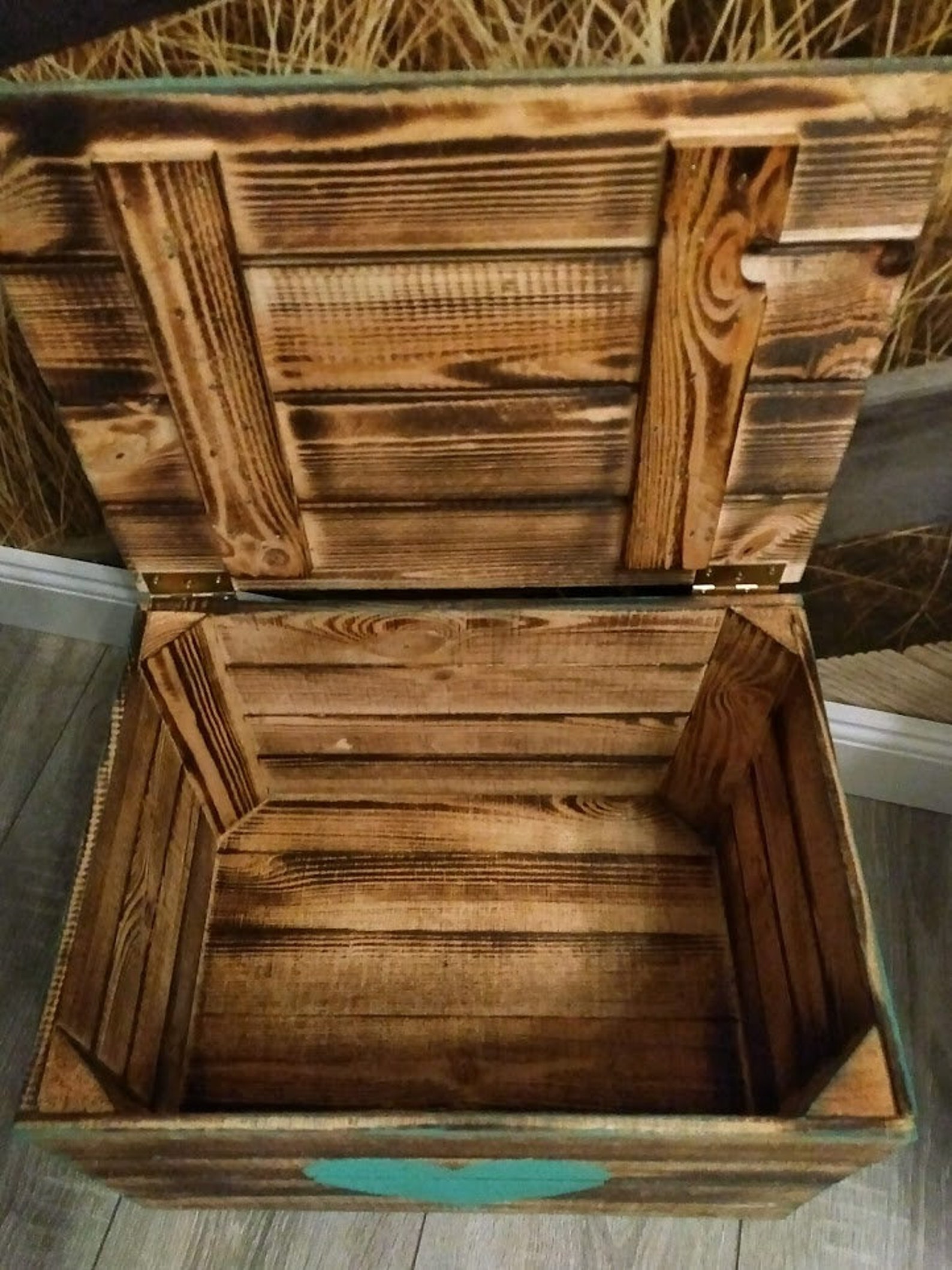 WoodGall Geflammte Holzkiste Ohne Deckel – 40x30x13 Cm, Massives Kiefernholz, Als Deko-, Wein- Oder Geschenkkorb Nutzbar Holzkiste Geflammt