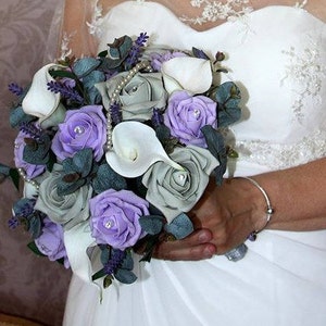 Brautstrauß aus Artficial Rosen, Calla, Lavendel, Eukalyptus, Perlen und Kristallen