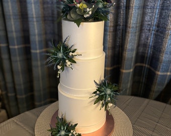 Blauwe distel, taarttopper met witte heide en Schotse ruit en 3 corsages