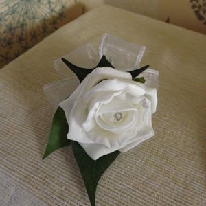 Damen weiße Schaumrose Knopflöcher mit Diamant und einer weißen Organzaschleife x 1
