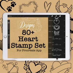 Könnte beinhalten: Ein digitaler Tablet-Bildschirm zeigt eine Sammlung von über 80 Herz-Stempeldesigns für die Procreate-App. Der Text "DanaKay Designs" ist oben auf dem Bildschirm sichtbar. Der Bildschirm ist von einem braunen Hintergrund mit Herzen und anderen dekorativen Elementen umgeben.