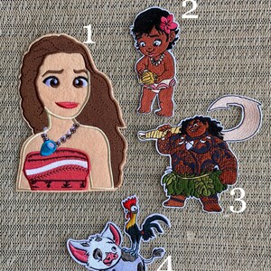 Peut inclure: Quatre patchs brodés représentant des personnages du film d'animation Vaiana. Les patchs sont sur un fond en tissu brun. Les patchs sont numérotés de 1 à 4. Le patch 1 est un portrait de Vaiana, le patch 2 est un portrait de Maui bébé, le patch 3 est un portrait de Maui adulte et le patch 4 est un portrait de Pua le cochon avec Hei Hei le coq sur son dos.