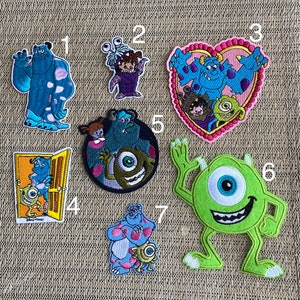 Può includere: Set di dieci toppe ricamate da stirare con personaggi del film Monsters & Co. Le toppe sono colorate e presentano vari personaggi, tra cui Sully, Mike, Boo e Randall.