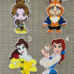 Può includere: Quattro toppe ricamate con personaggi de La Bella e la Bestia. Belle è raffigurata in due toppe, una con Chicco e un'altra con una rosa. Anche la Bestia è presente. Ogni toppa ha un bordo bianco.