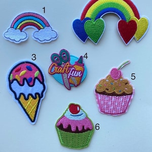 Puede incluir: Seis parches bordados de colores para planchar, que incluyen un arcoíris con nubes, un arcoíris con corazones, una magdalena, un cono de helado, una magdalena con una cereza en la parte superior y un parche con tijeras y el texto "Craft Fun".