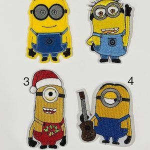 Pode incluir: Quatro emblemas bordados com personagens Minion amarelos. O número 1 mostra um Minion em pé. O número 2 mostra um Minion acenando. O número 3 mostra um Minion com gorro de Natal. O número 4 mostra um Minion segurando um violão marrom.
