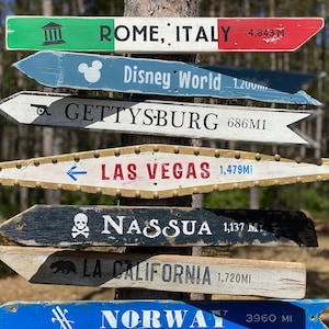 Cartelli direzionali casuali. Cartelli di destinazione personalizzati. Cartelli da spiaggia in legno invecchiato. Cartelli da viaggio vintage fatti a mano.
