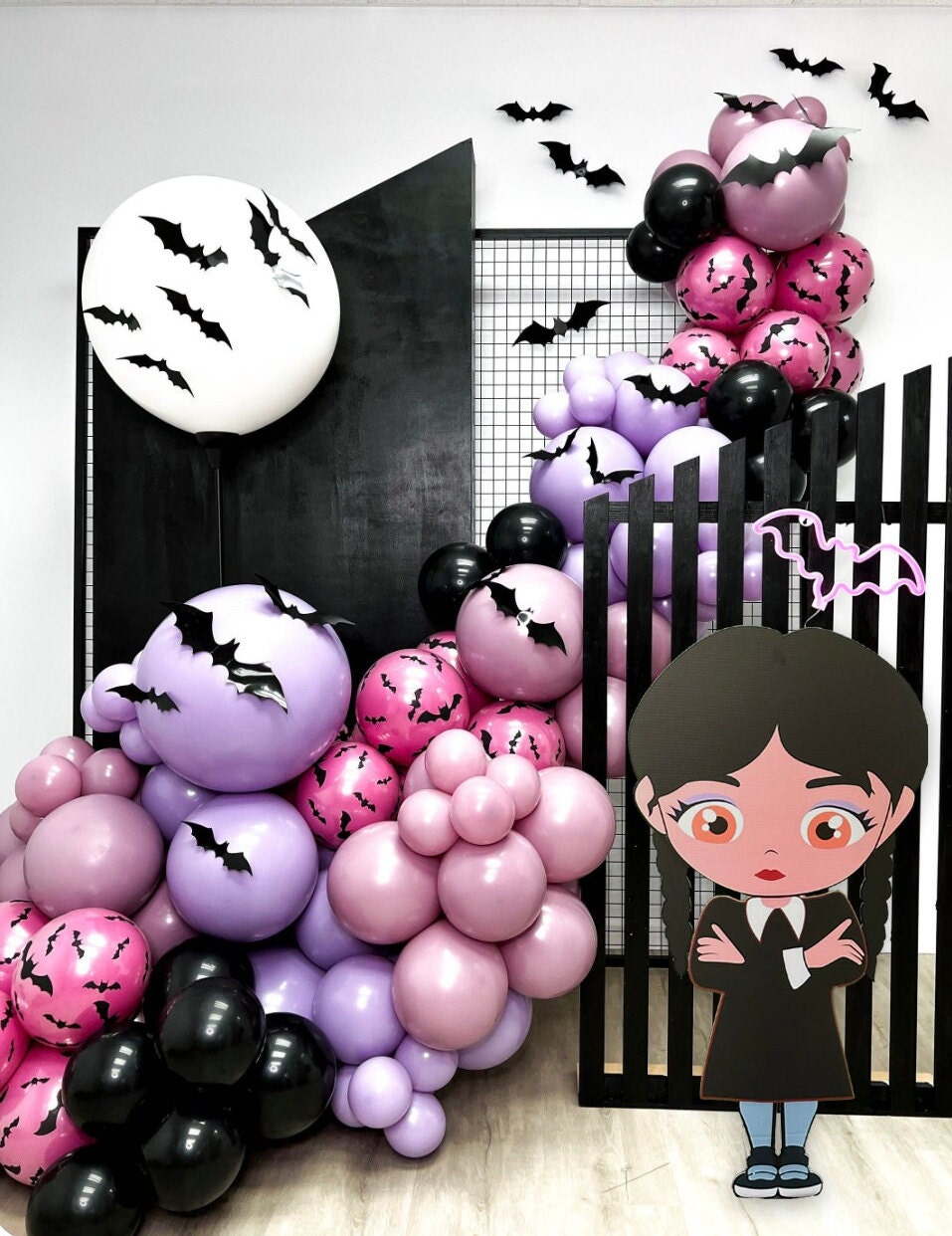 Mercredi Addams Happy Birthday Party Décorations Mercredi Addams  Accessoires de fête à thème avec ballons Bannière Fond pour anniversaire :  : Loisirs créatifs