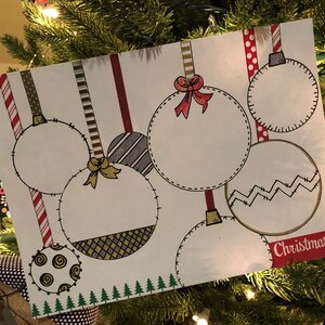 Puede incluir: Una tarjeta blanca con un tema navideño que presenta ocho círculos en blanco con diferentes bordes decorativos. Los círculos están dispuestos en un grupo y están conectados por cuerdas. La palabra "Navidad" está escrita en rojo en la parte inferior de la tarjeta.