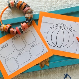 Puede incluir: Dos hojas de papel naranja con contornos de calabaza. Una hoja tiene cinco contornos de calabaza con líneas punteadas. La otra hoja tiene un solo contorno de calabaza con un tallo y una vid.