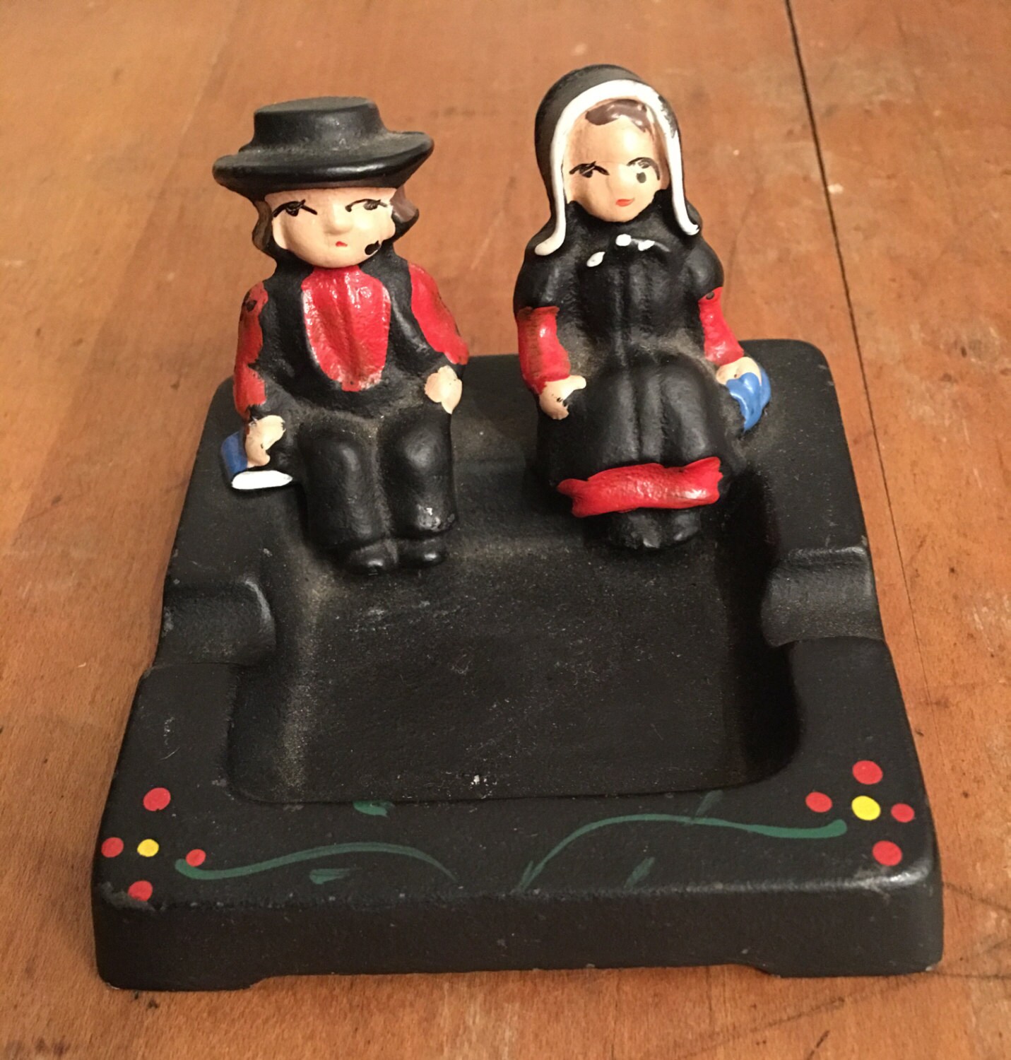 Cast Iron Ash Tray w/Amish Figures