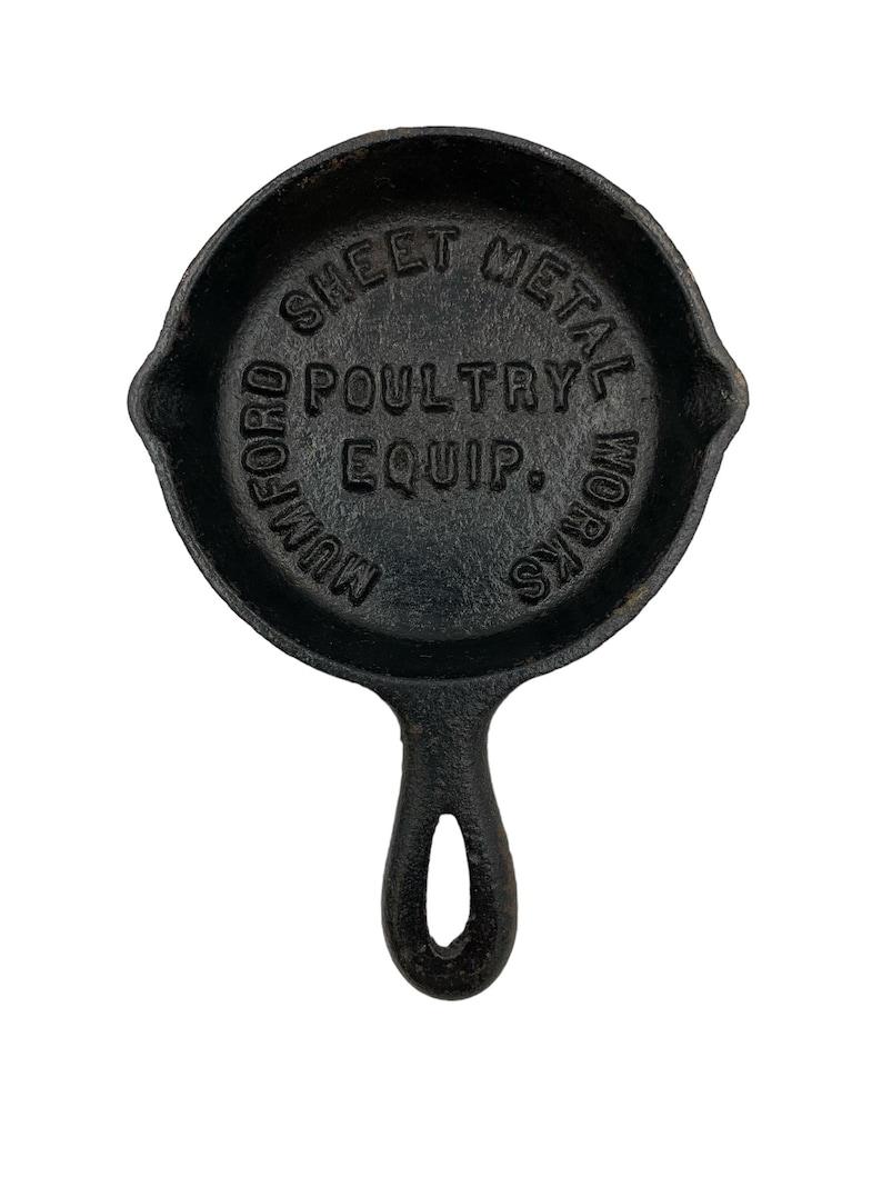 Puede incluir: Sart&eacute;n de hierro fundido negro con mango. La sart&eacute;n tiene las palabras "Wm. Oxford Sheet Metal Works Poultry Equip." grabadas en el lateral.