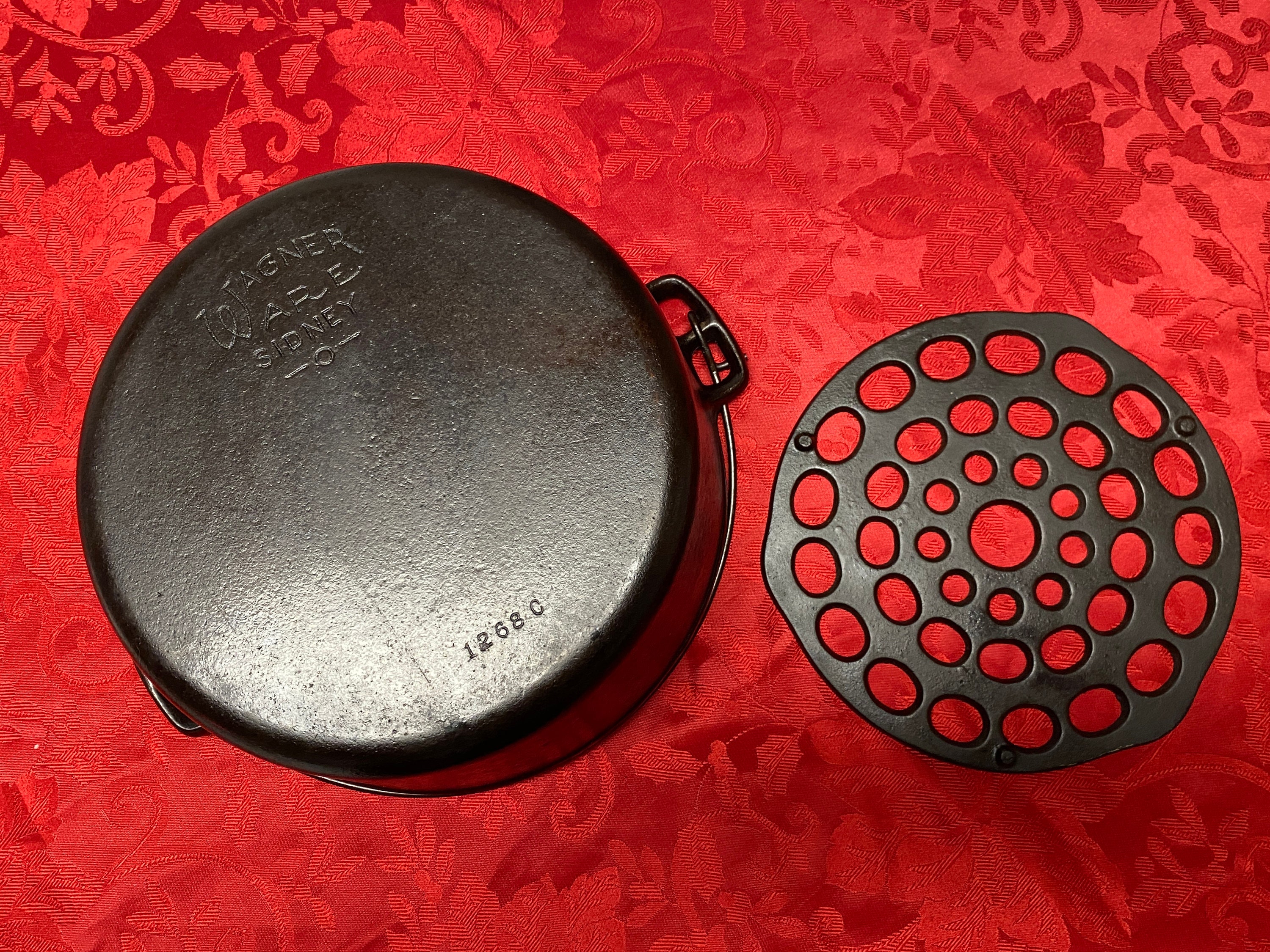 RARE Favorite 8 Donut Lid Dutch Oven With Trivet 