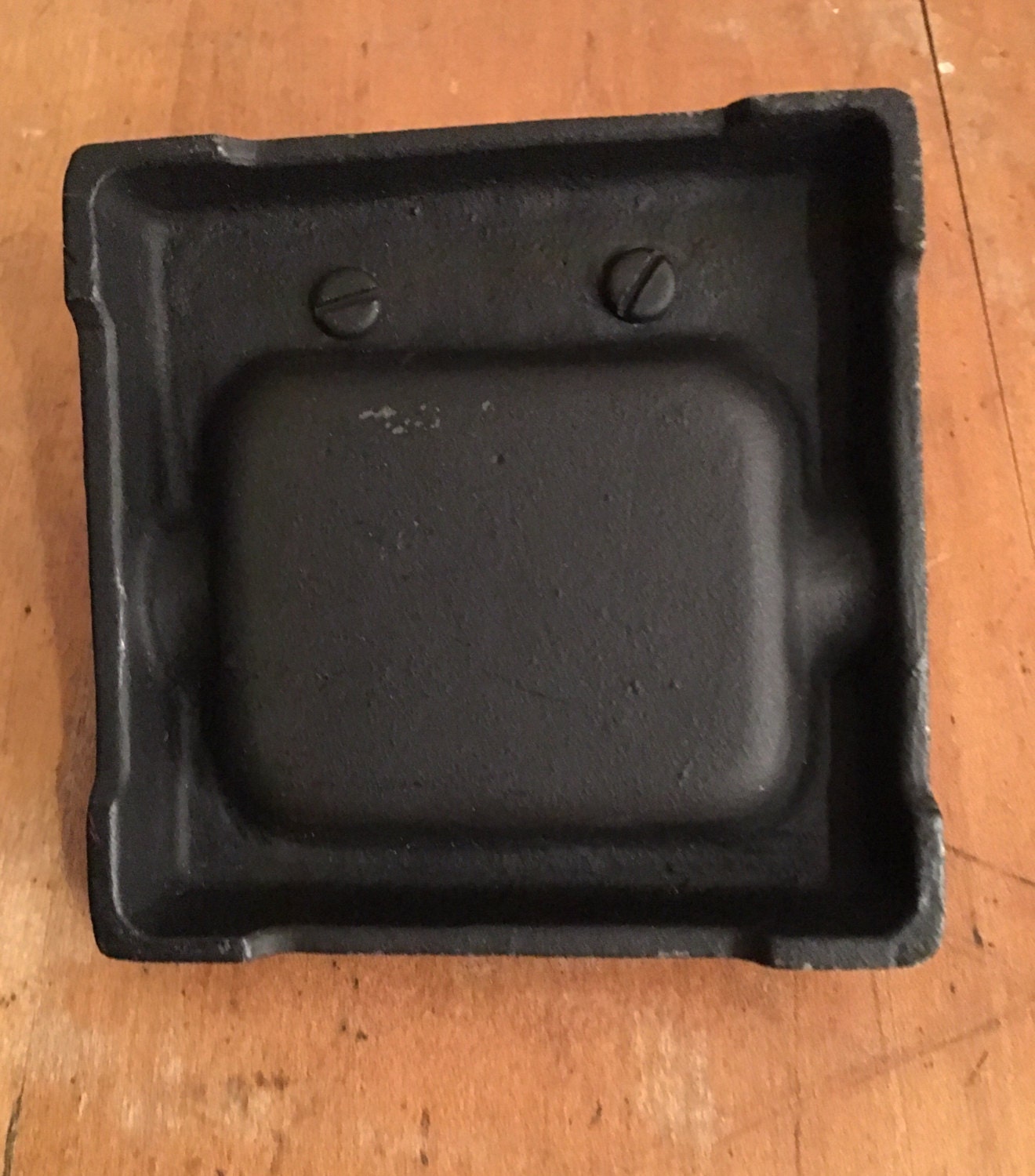 Cast Iron Ash Tray w/Amish Figures