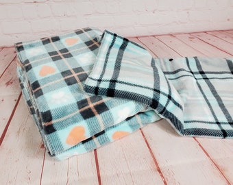 Fleece Paws and Hearts Plaid Blanket with Detachable Pet Pocket