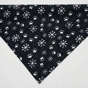 Katzen Bandana - Schneeflocken und Tatzen Weihnachtskragen Bandana