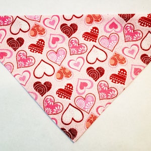 Katzen Bandana - Pink und Rot Glitter Herzen Valentinstag Bandana