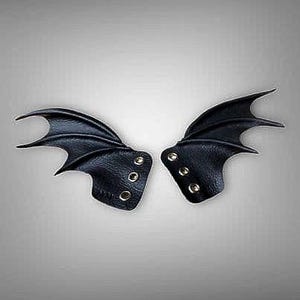 シューウィング、マットブラック、シューアクセサリー、レザーウィング、バットウィング、オルタナティブファッション、ローラースケートアクセサリー、ローラーダービー、成型