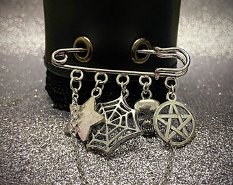 Pulsera de cuero negro, dijes góticos de Halloween, hecha a mano.