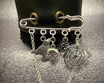 Pulsera de cuero cosida a mano, con dijes góticos de Halloween.