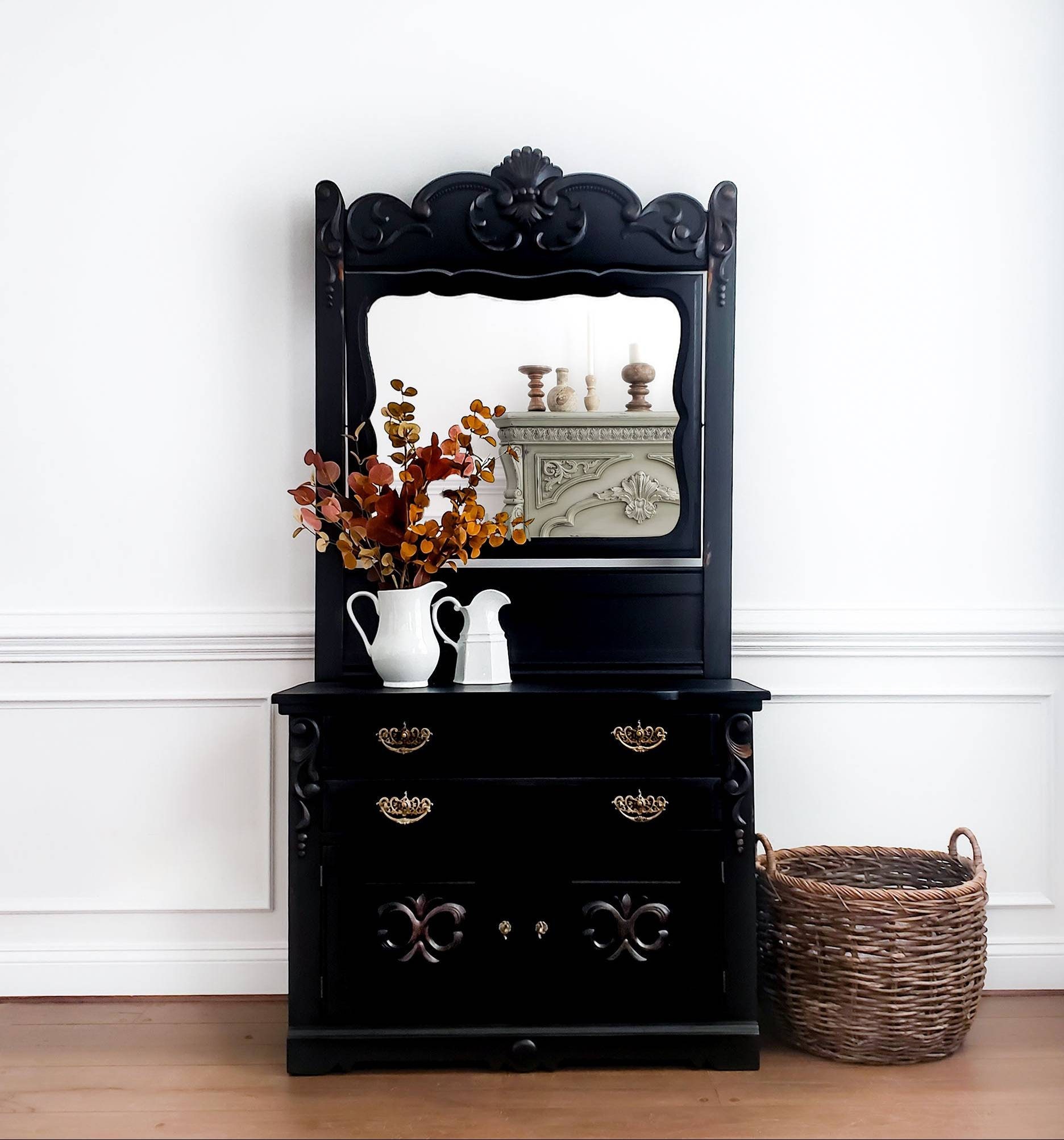 ヴィンテージ 　ブラック＆ホワイト テリア 　ベストフレンド アンティーク Antique Eastlake Dresser With Mirror: Black Victorian Chest of
