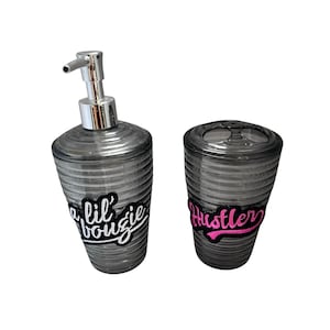 Arredo bagno Bougie Girl 2 pezzi - Set bagno grigio chiaro - Set bagno trasparente - Set bagno con citazioni e detti