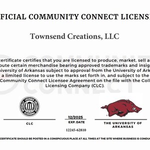 Pu&ograve; includere: Certificato ufficiale Community Connect Licensee di Townsend Creations, LLC. Il certificato include il logo dell'Universit&agrave; dell'Arkansas e i dettagli sulla licenza, inclusa la data di scadenza del 12/2025. Il certificato &egrave; per la merce.