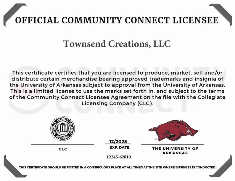 Pu&ograve; includere: Certificato ufficiale Community Connect Licensee di Townsend Creations, LLC. Il certificato include il logo dell'Universit&agrave; dell'Arkansas e i dettagli sulla licenza, inclusa la data di scadenza del 12/2025. Il certificato &egrave; per la merce.