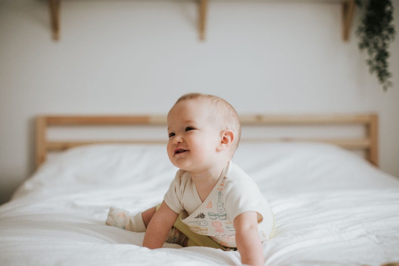 baby shower gift light blue natural color cotton baby onesie bees Organic cotton kimono onesie honeycomb short sleeves