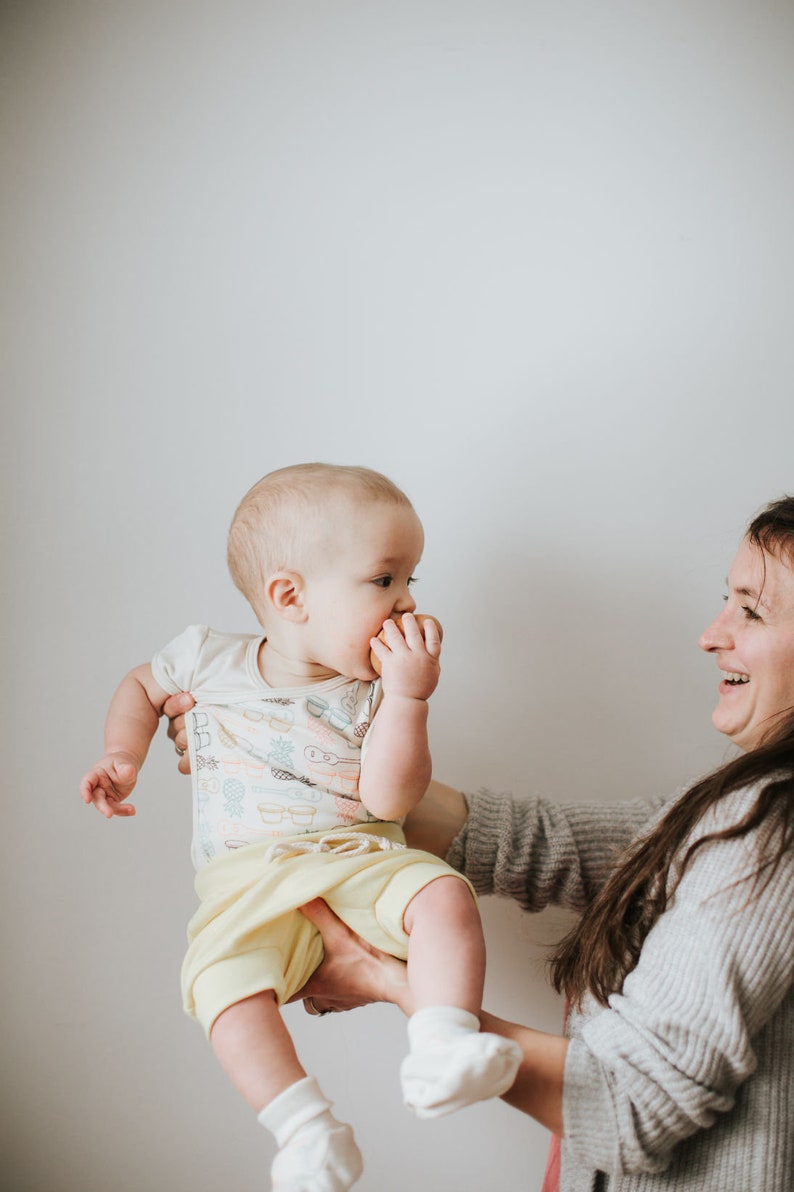 baby shower gift light blue natural color cotton baby onesie bees Organic cotton kimono onesie honeycomb short sleeves