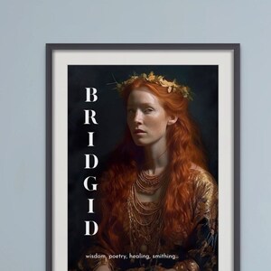 Puede incluir: Una impresión artística enmarcada que presenta un retrato de una mujer con largo cabello rojo y una corona floral. La impresión tiene el nombre "BRIDGID" en texto vertical y las palabras "wisdom, poetry, healing, smithing..." debajo. La obra se exhibe en un salón.