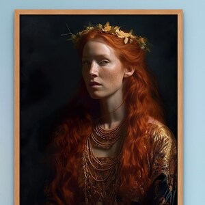 Puede incluir: Un retrato enmarcado de una mujer con el pelo largo y rojo que fluye, que lleva una corona dorada y un vestido dorado. El retrato está colocado en un estante de madera con una vela encendida y un pequeño jarrón de flores.