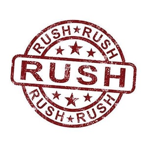 Puede incluir: Un sello de goma rojo con la palabra "RUSH" en una fuente grande y las palabras "RUSH RUSH" en una fuente más pequeña alrededor del exterior. Hay cinco estrellas alrededor del círculo interior.