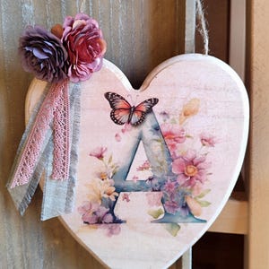 Corazón de madera con inicial para colgar/Corazón con monograma/Regalo para recién nacido/Regalo de bautizo/Corazón personalizado/Regalo para baby shower/Decoración para habitación infantil/Inicial de pared