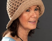 Crochet hat with brim in light brown