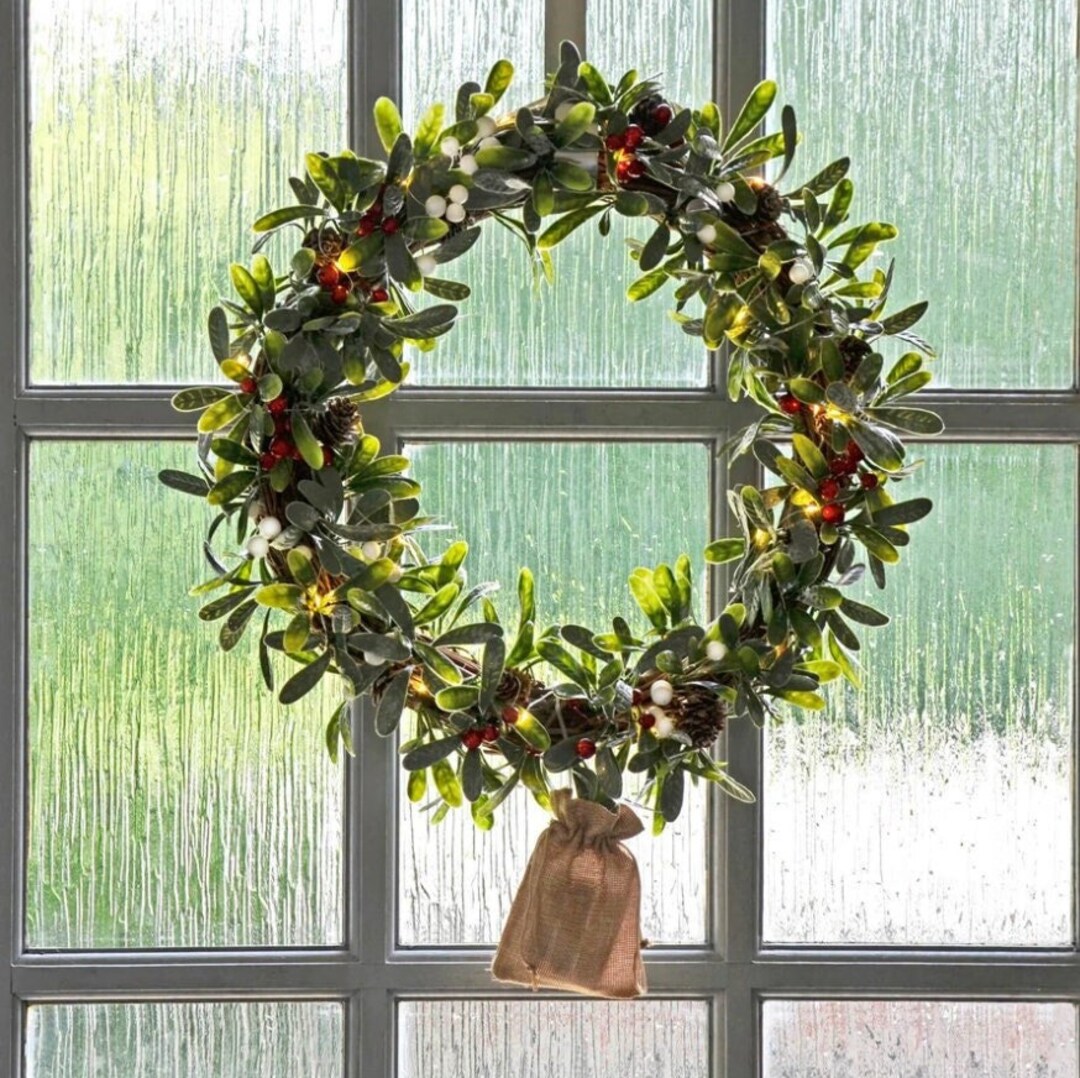 Light up Christmas Wreath Mistletoe Berries 40cm Xmas Festive Winter