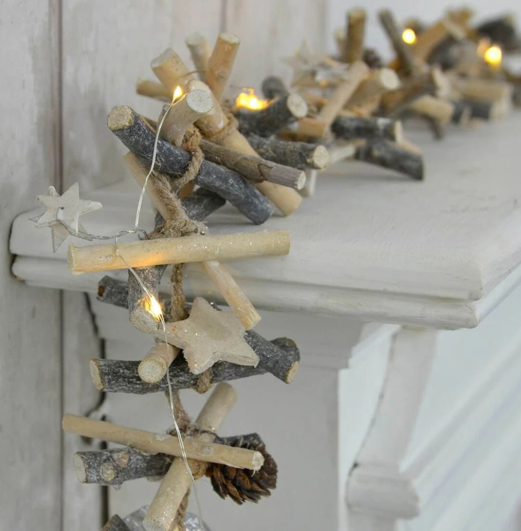 guirlande lumineuse de noël en bois 1 m brindilles argentées pommes pin étoiles cheminée décoration maison noël