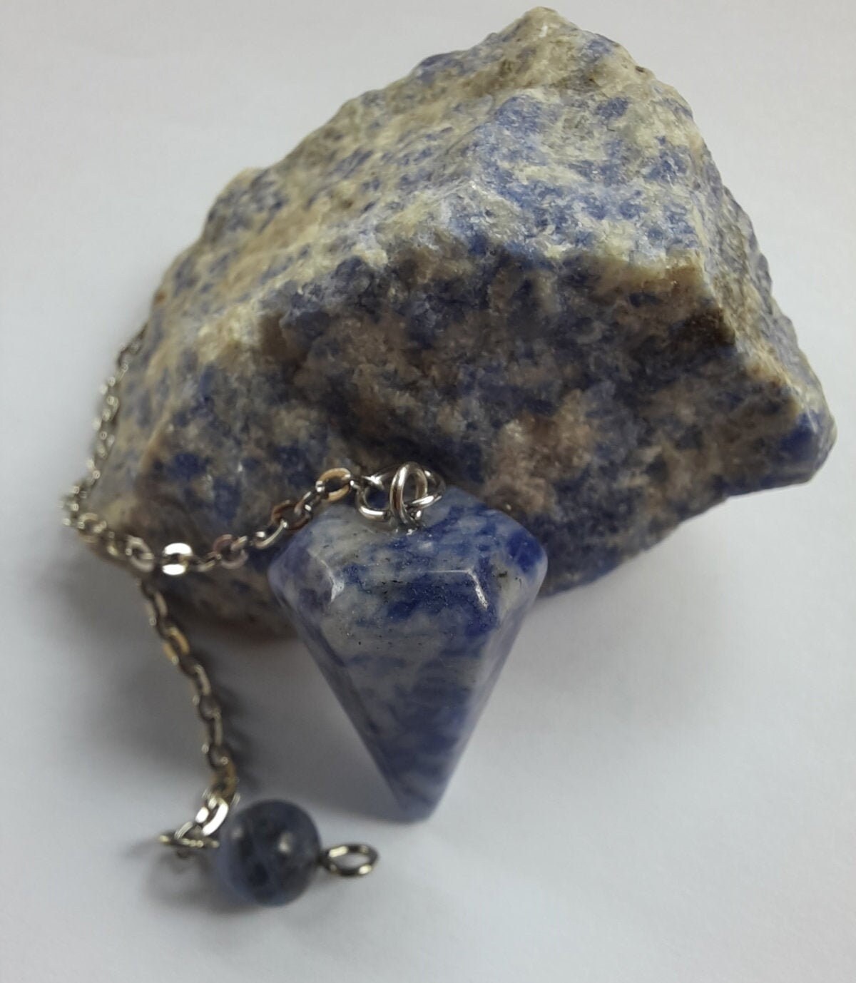 Pendule en Pierre de Sodalite Naturelle.