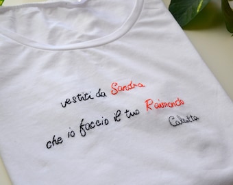 White t shirt with Calcutta song "Del verde" embroidery/ romantic phrase/ Valentine's Day gift/ Italian music/ embroidered tshirt/ handmade