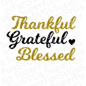 Könnte beinhalten: Ein Grafikdesign mit den Worten "Thankful", "Grateful" und "Blessed" in einer stilisierten Schriftart. Die Wörter "Thankful" und "Blessed" sind in Gold, und das Wort "Grateful" ist in Schwarz mit einem kleinen Herzen daneben.