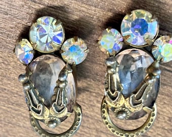 Pendientes de clip vintage ornamentados con forma de insecto, trabajo de filigrana en metal martillado de mediados de siglo, piedras Aurora Boreal.
