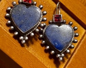 Pendientes vintage de plata de ley con lapislázuli y granate en forma de corazón – Estilo suroeste con cuentas de cuerda