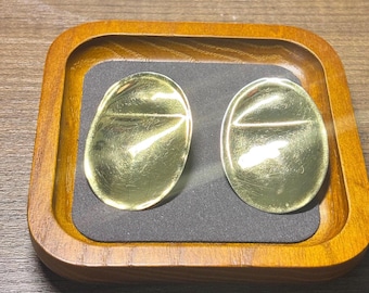 Pendientes ovalados grandes con clip de Sutton Hoo en tono dorado, de diseño geométrico y estructural.