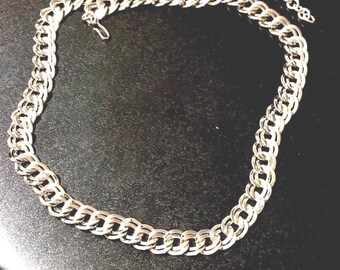 Collar Monet de doble cadena plateada, estilo geométrico entrelazado grueso y llamativo de los años 80.