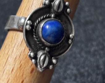 Anillo de plata esterlina con diseño del suroeste y piedra azul central. Leer