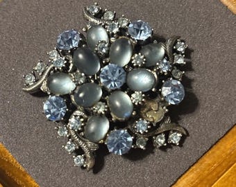 Broche floral Florenza azul esmerilado con cabujón, piedra faltante (Reparación/Reciclaje)